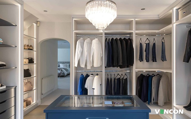 Гардеробна з відкритими полицями та вішалками