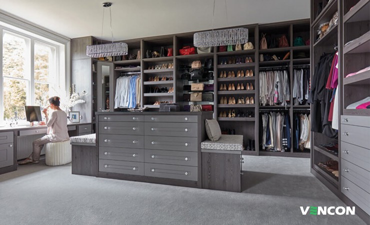 Велика гардеробна кімната