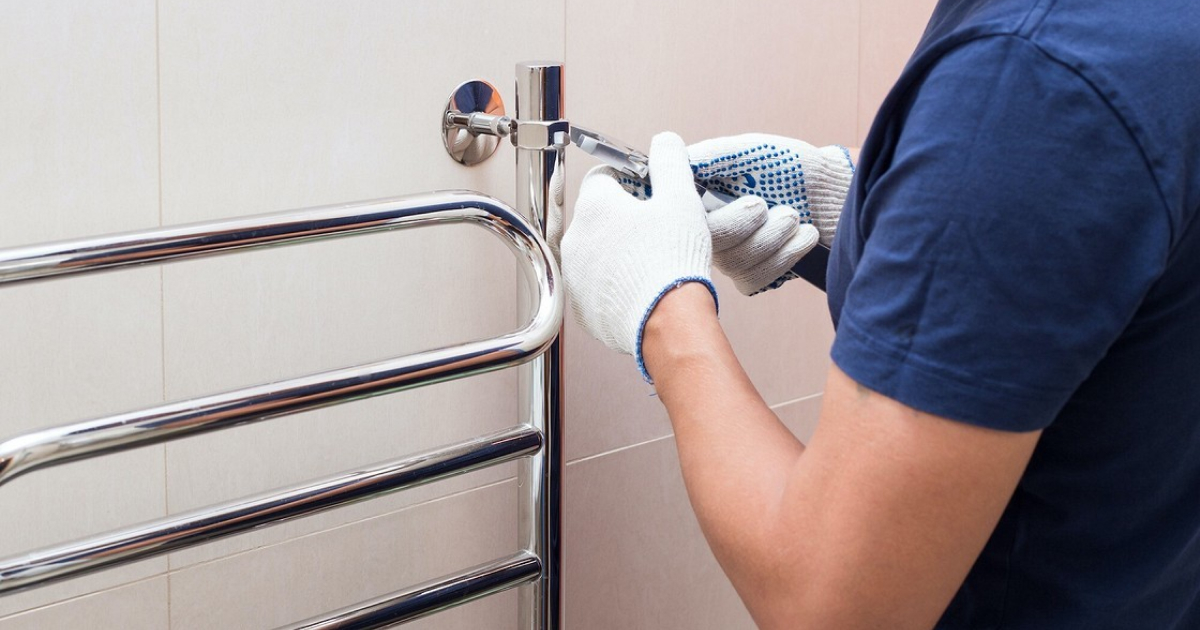 Чому тече рушникосушарка і як усунути цю проблему