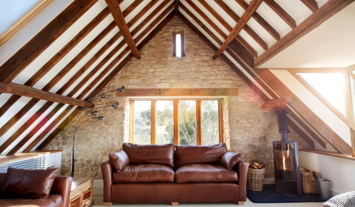 Камін на мансардному поверсі - чудове рішення для створення затишку та ефективного обігріву