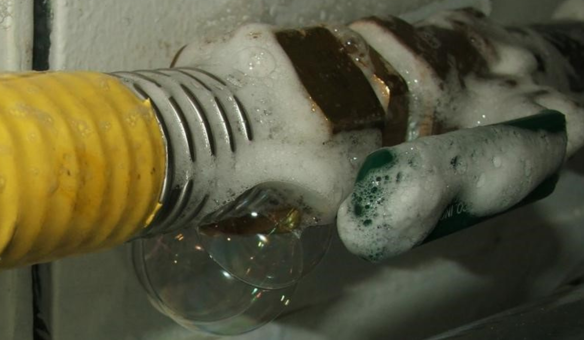 Использование мыльного раствора для обнаружения утечек при опрессовке отопительной системы