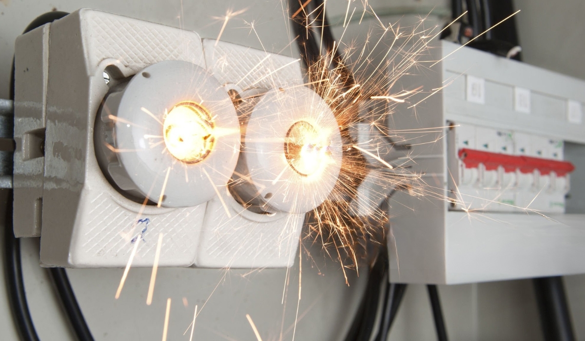 Где нельзя прокладывать проводку: повышенный риск короткого замыкания