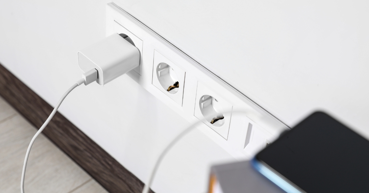 Чи можна залишати зарядний пристрій у розетці