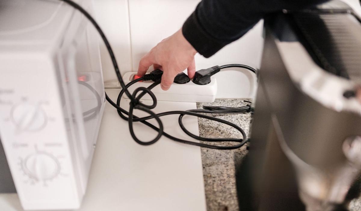 Електроприлади в розетці: чи потрібно відключати їх від мережі, коли ви ними не користуєтеся?