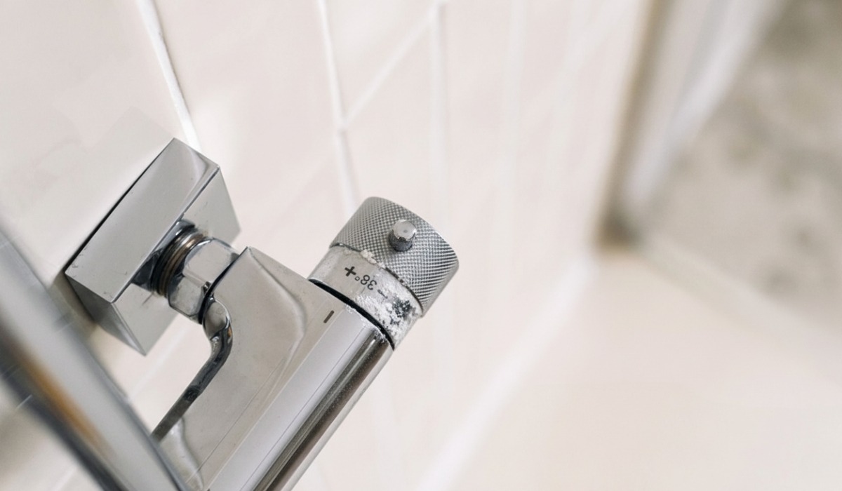 Почему из смесителя с термостатом идет холодная вода: известковый налет как основная причина