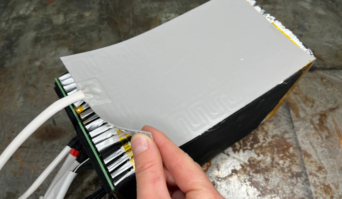 Як посилити утеплення акумулятора взимку за допомогою активного обігріву: термоковрики як ефективний варіант