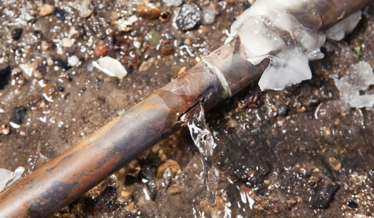 Разрыв трубы как результат отсутствия утепления в системе водоснабжения