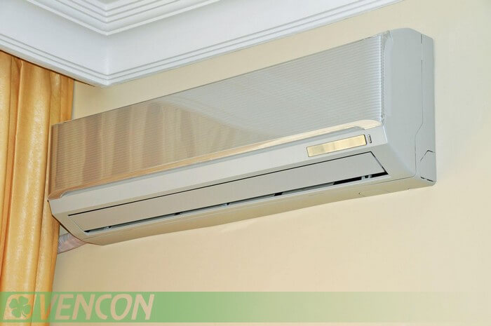 чтобы поток воздуха не дул прямо на людей