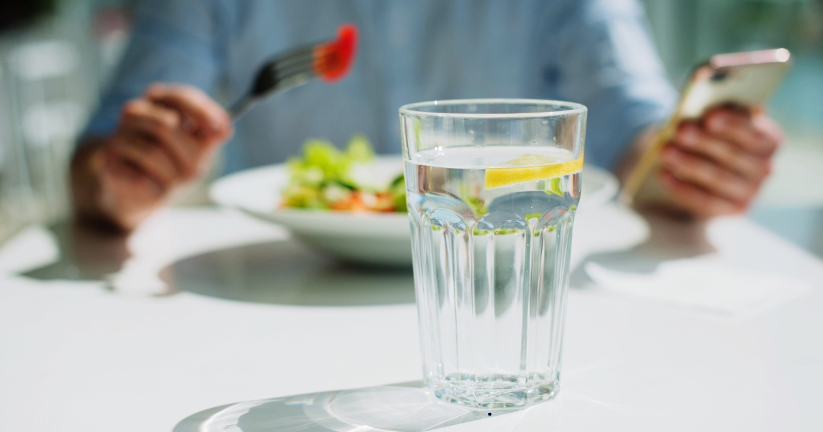 Коли правильно пити воду: до, під час або після їжі?