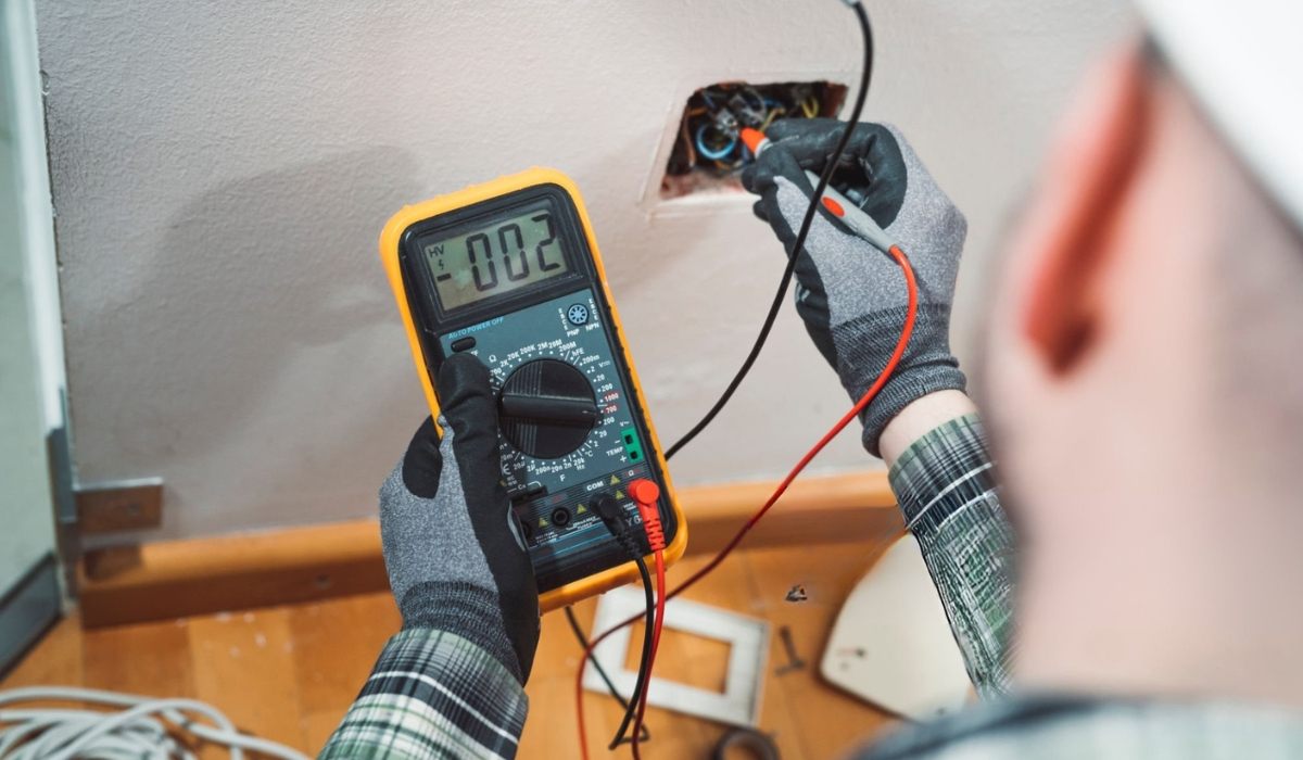 Безопасная работа электрического обогревателя обеспечивается использованием защитных устройств и исправной проводки при подключении