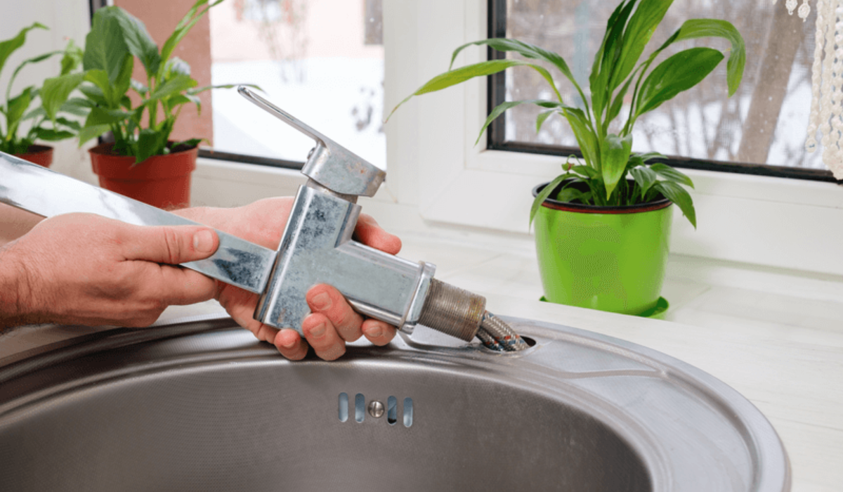 Ремонт смесителя: неисправность подводящих шлангов