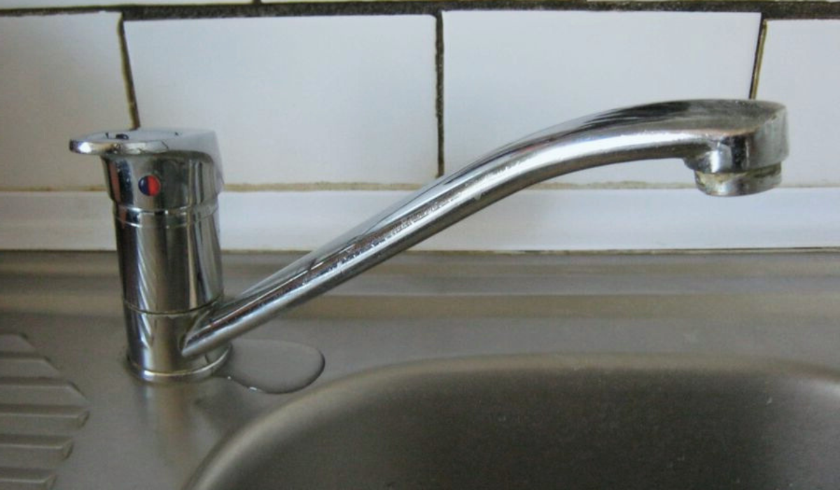 Протечка у гусака смесителя: скопление воды как возможная причина