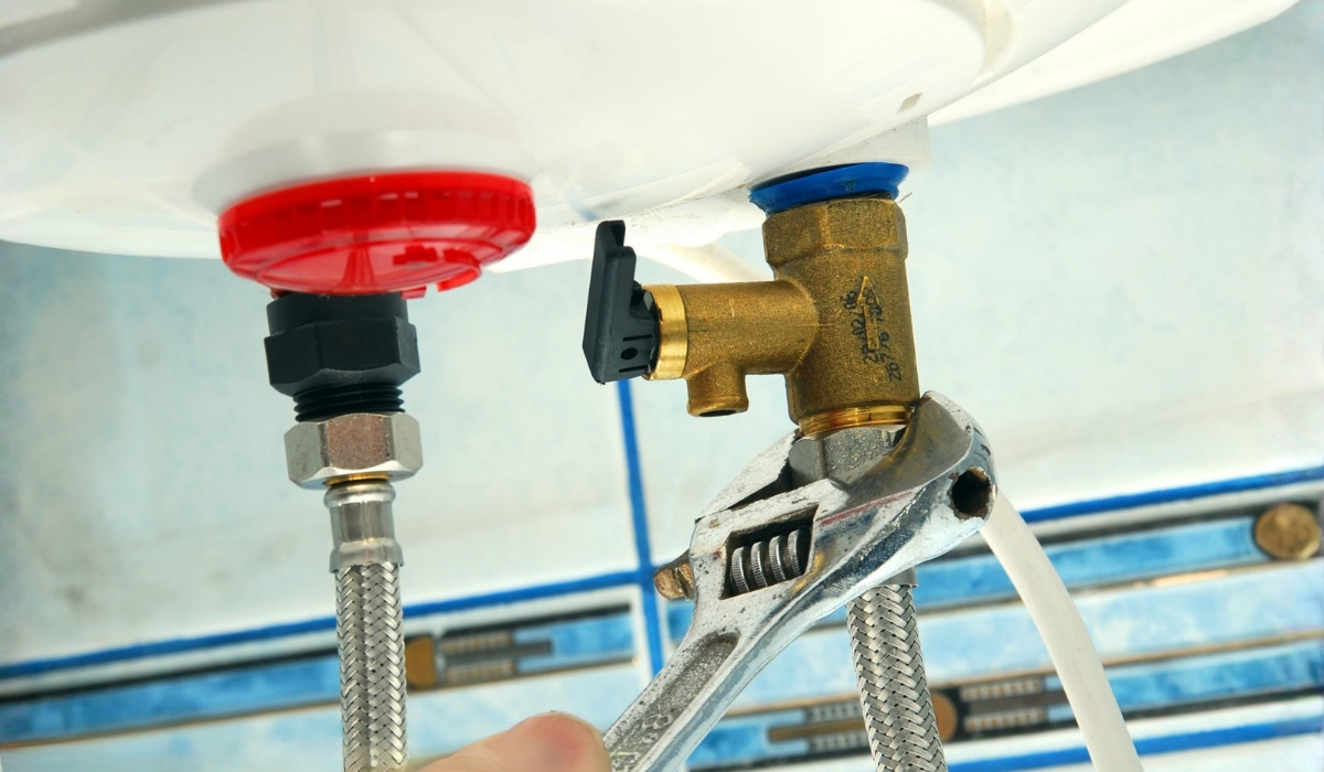 Процесс слив воды из бака бойлера через отверстие для холодной воды