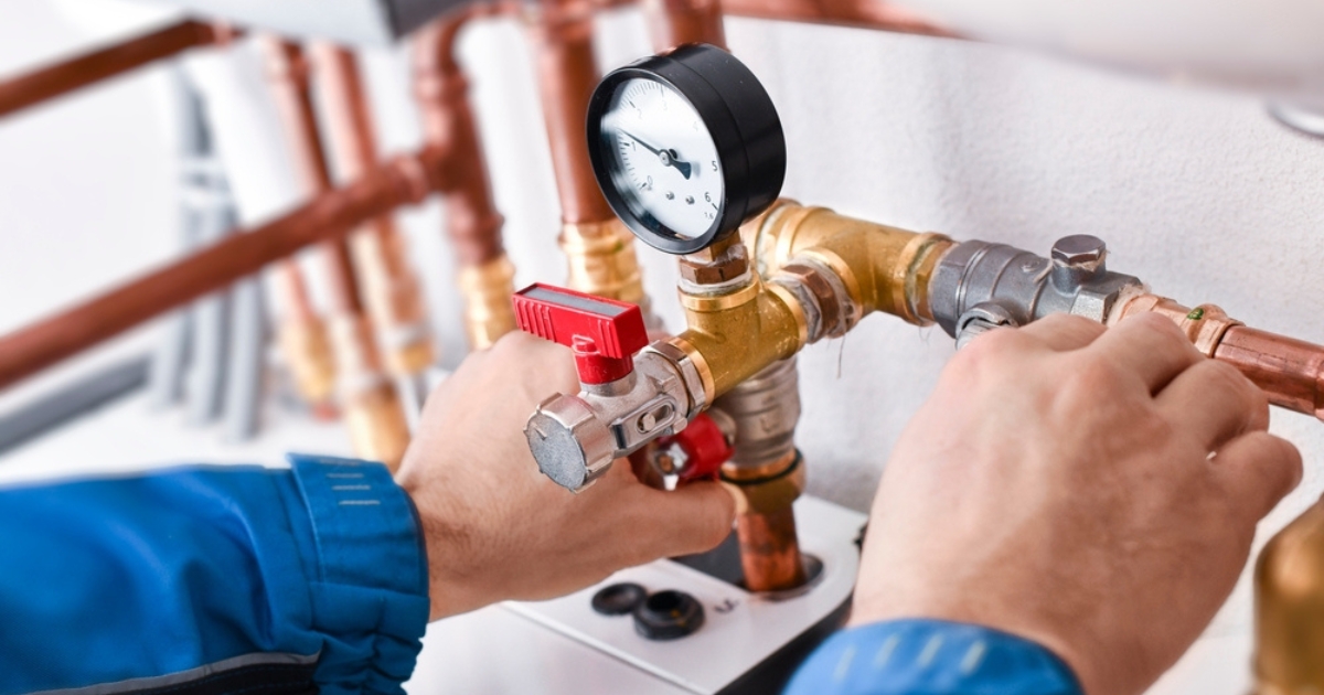 Чому протікає регулятор тиску води?