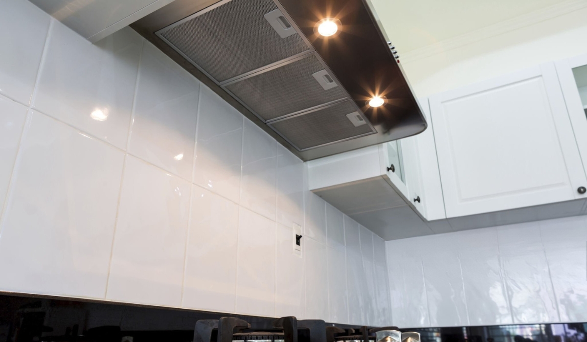 Встроенное освещение кухонной вытяжки: практичное решение
