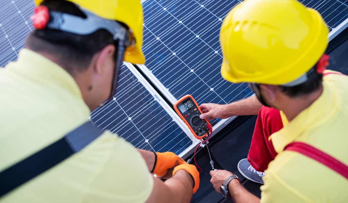 Регулярное обслуживание компонентов системы солнечных панелей как важнейший элемент для обеспечения стабильной работы