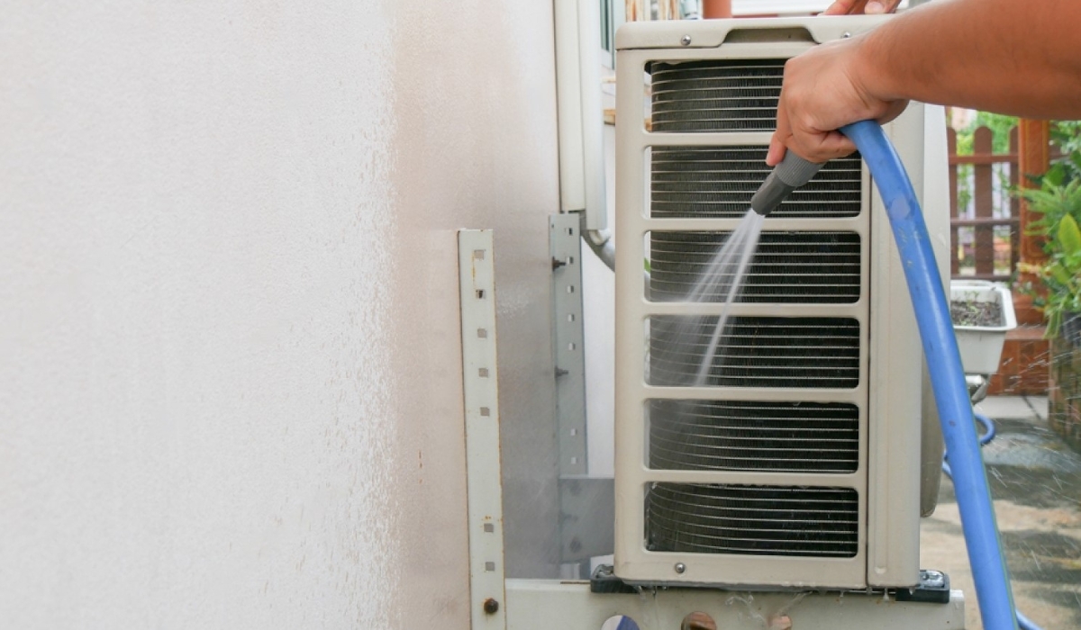 Профилактическая чистка внешнего блока кондиционера Mitsubishi Electric помогает предотвратить перегрев и избежать появления ошибок